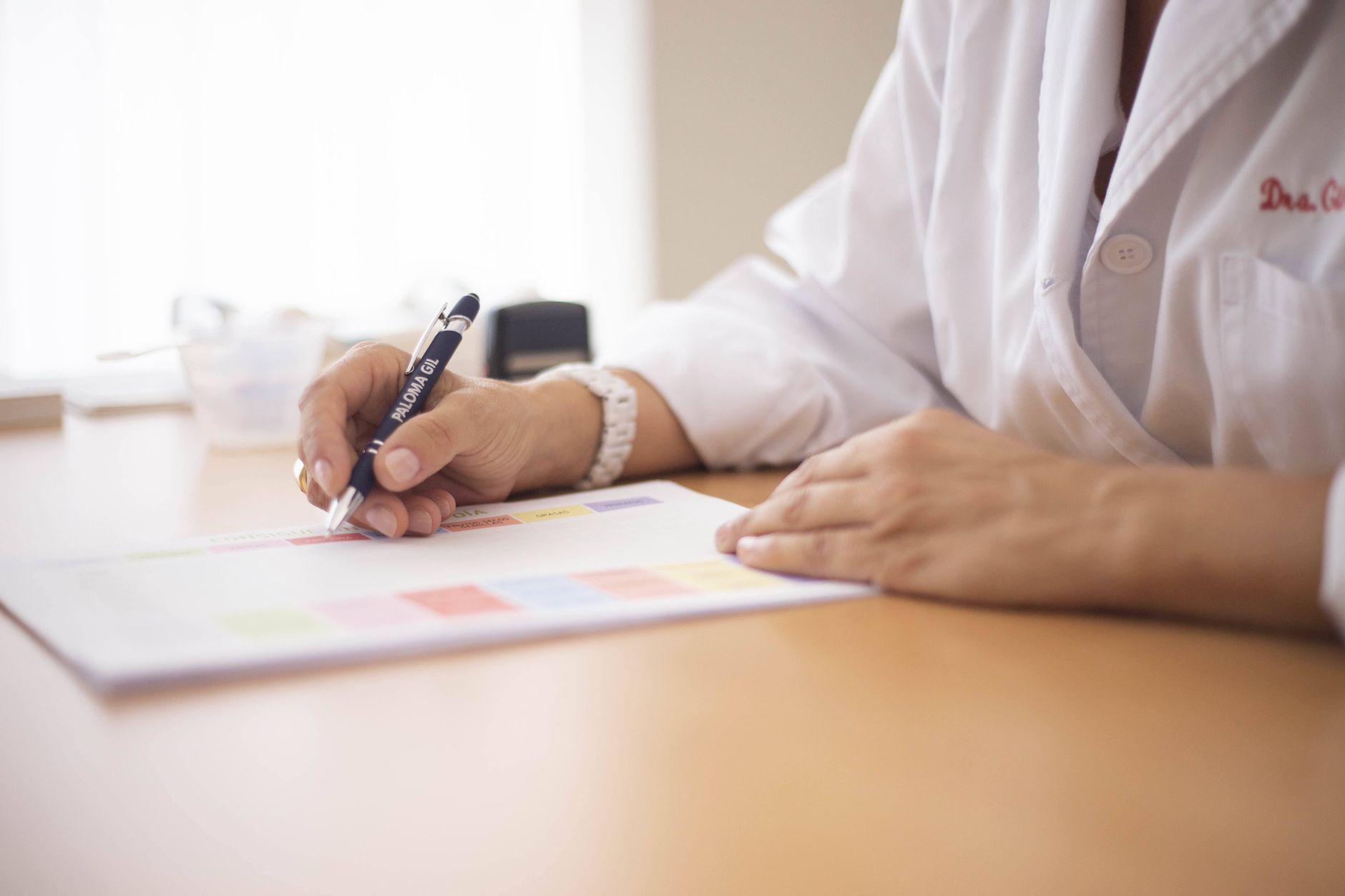 Médecin qui rédige une ordonnance pendant la consultation