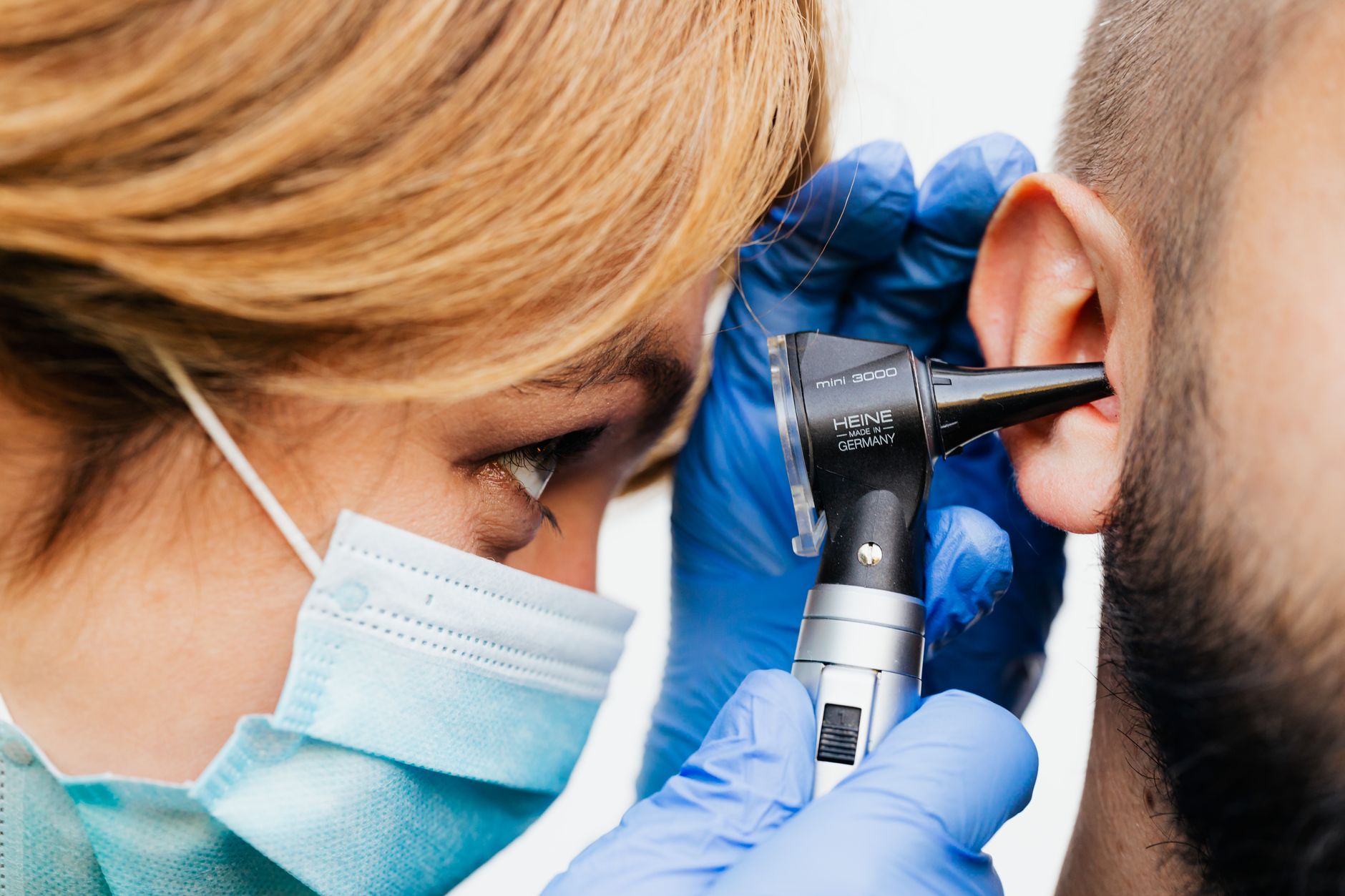 Médecin examinant l’oreille avec un otoscope