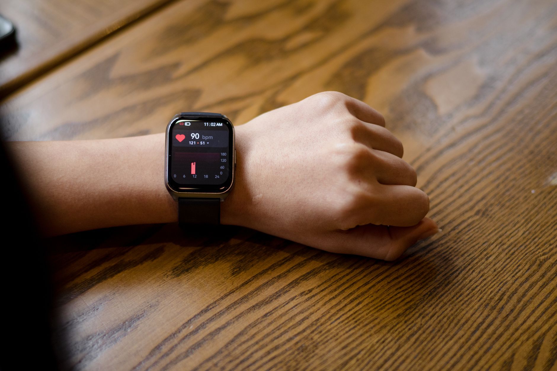 Montre connectée affichant la fréquence cardiaque au poignet