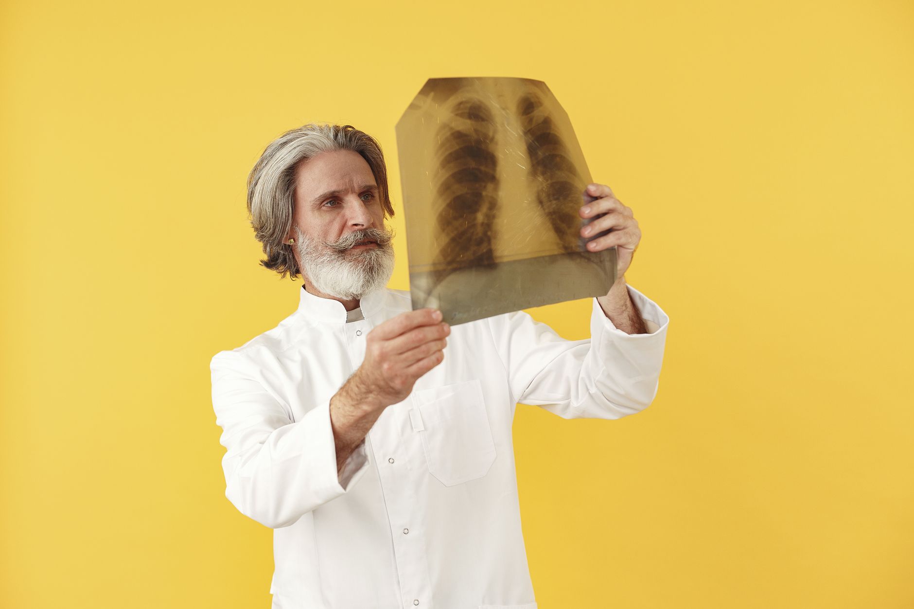 Un médecin examine une radiographie du thorax