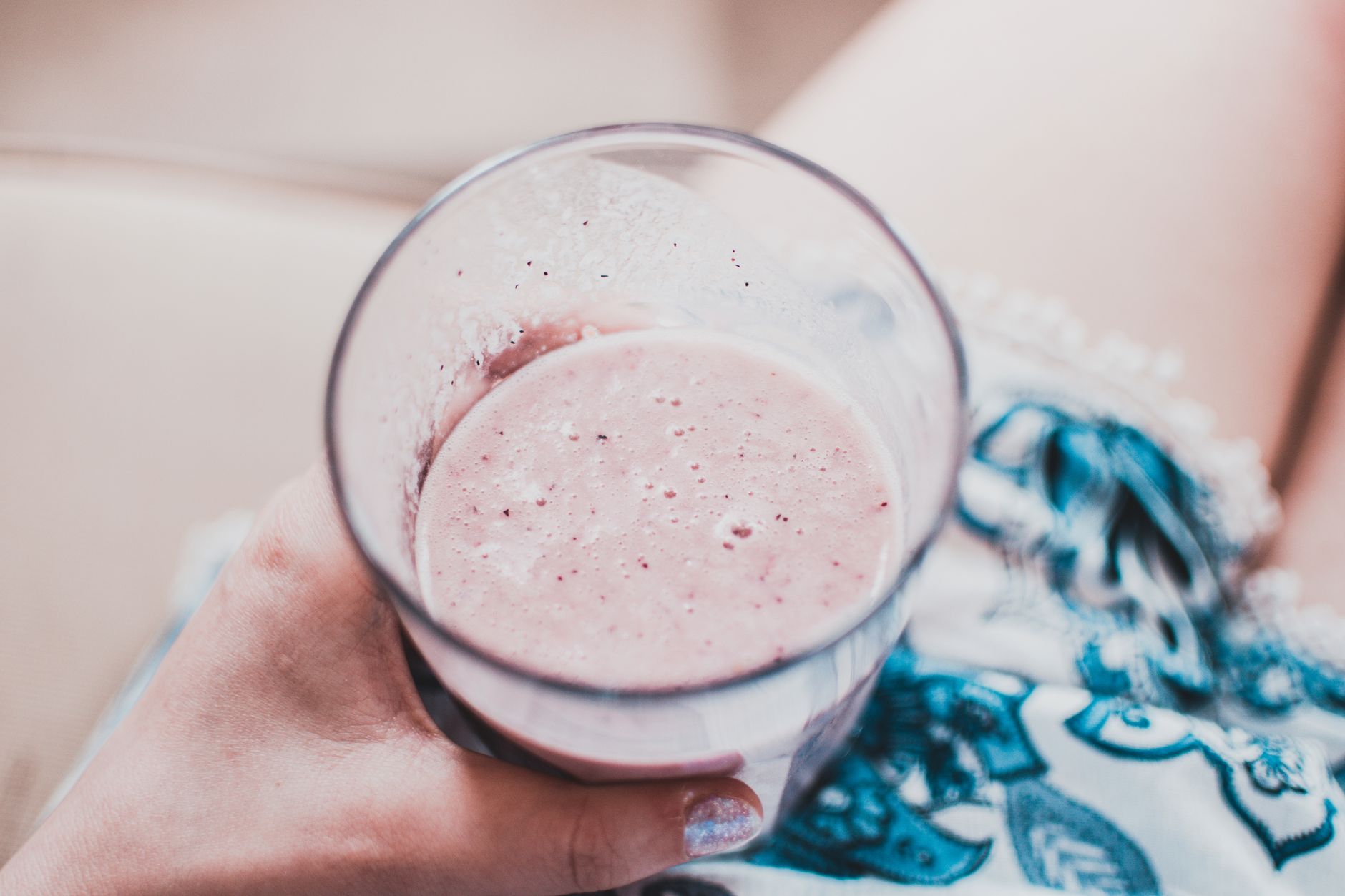Smoothie à la fraise dans un verre