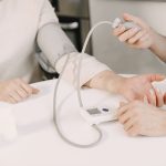Tensiomètre et brassard prêts pour une mesure