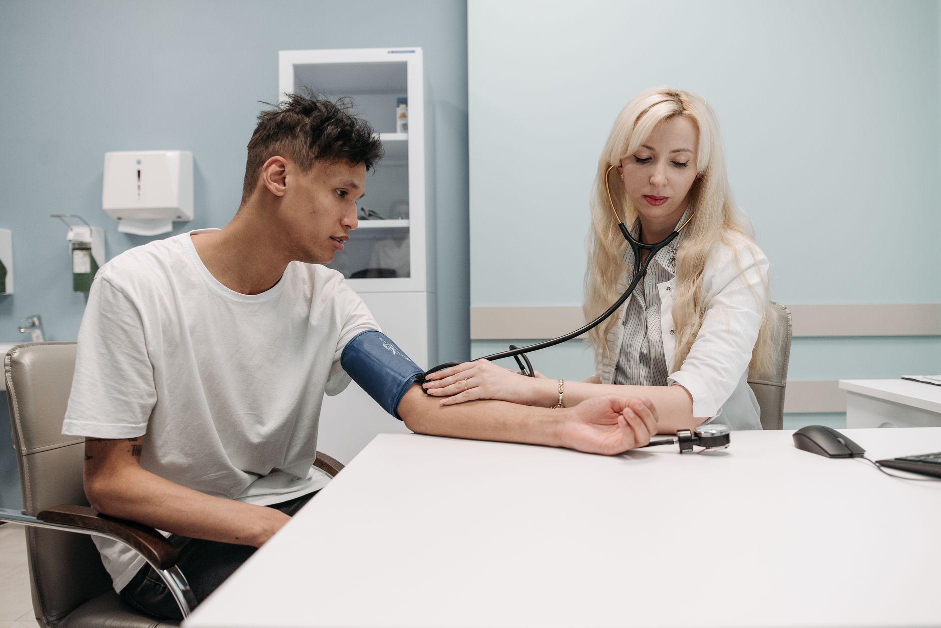 Médecin qui mesure la tension d'un patient en cabinet
