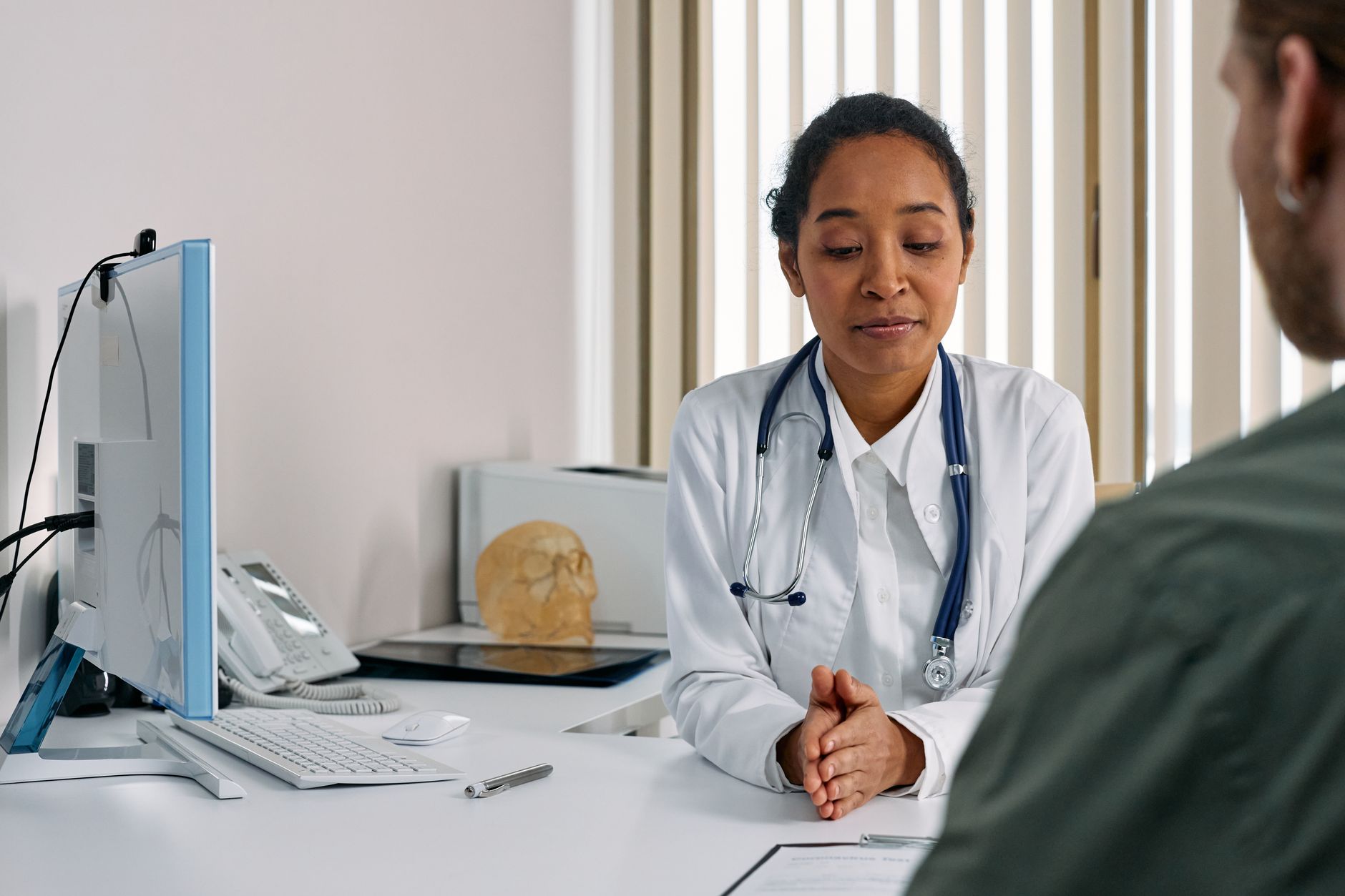 Médecin qui reçoit une patiente en consultation
