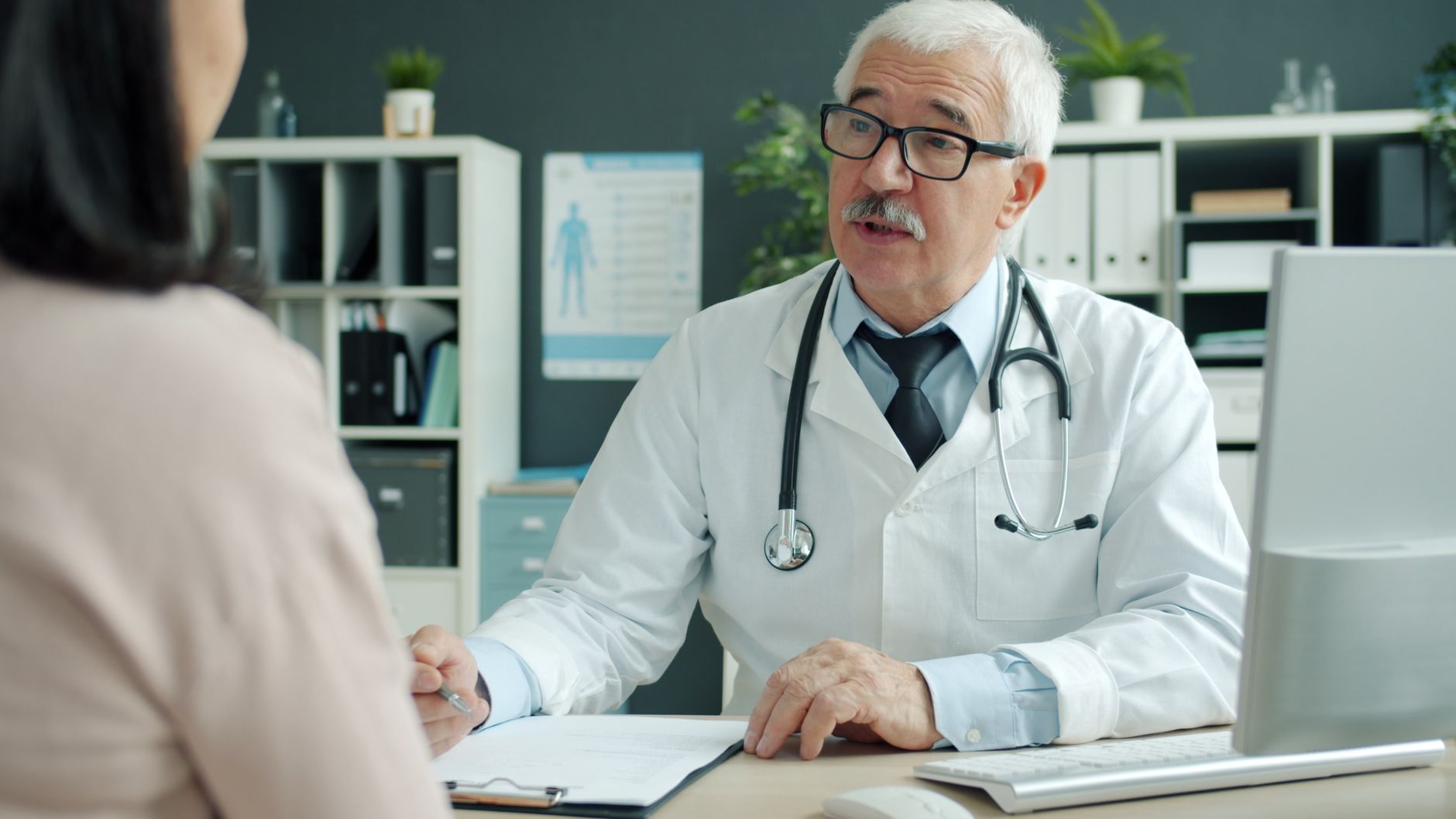 Médecin en consultation avec une patiente